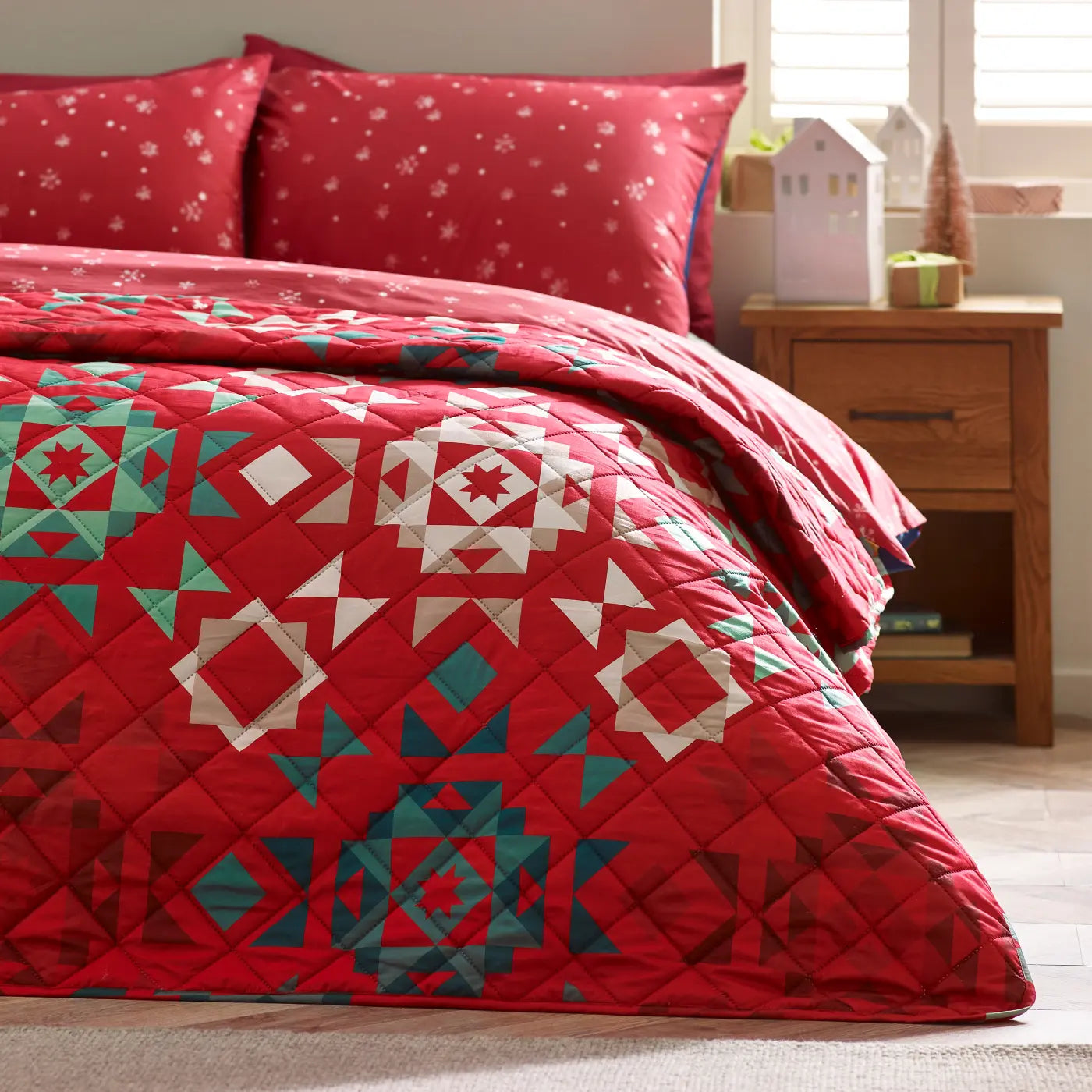 Christmas Patchwork Bedspread 220cm x 230cm by Catherine Lansfield
