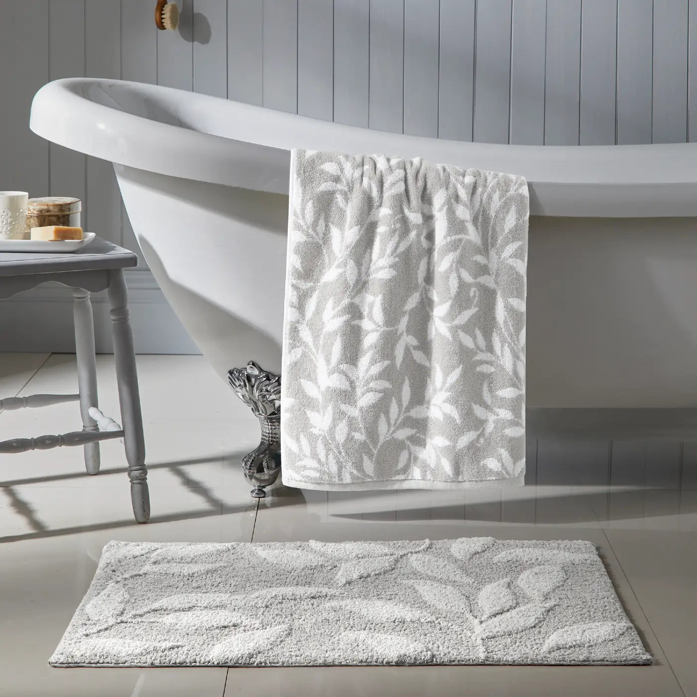 Sandringham Jacquard Leaf 550 gsm Towel by Fusion